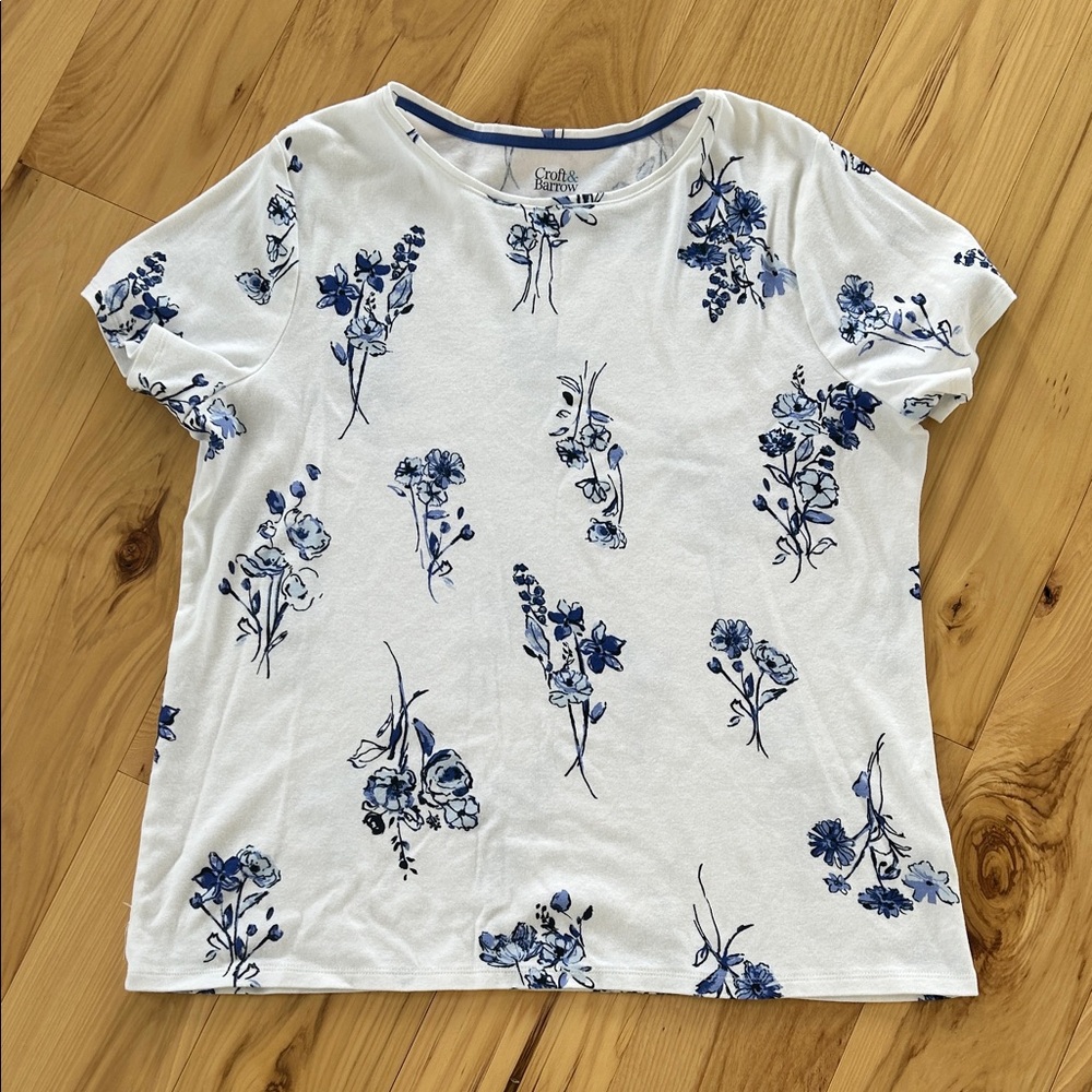 Croft & Barrow White with Blue Flowers Tee Shirt Size XL